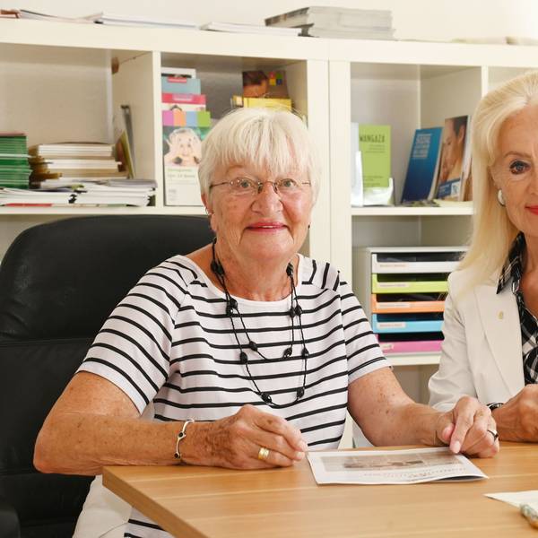Das Bild zeigt Carola Blum und Hannelore Bartscherer.