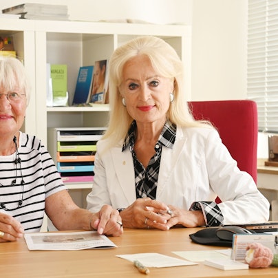 Das Bild zeigt Carola Blum und Hannelore Bartscherer.