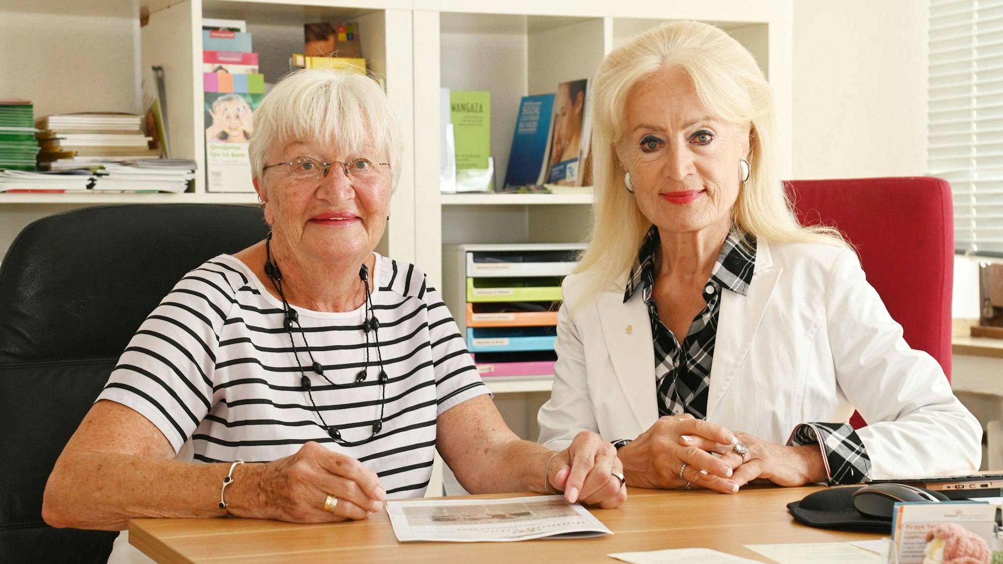 Das Bild zeigt Carola Blum und Hannelore Bartscherer.