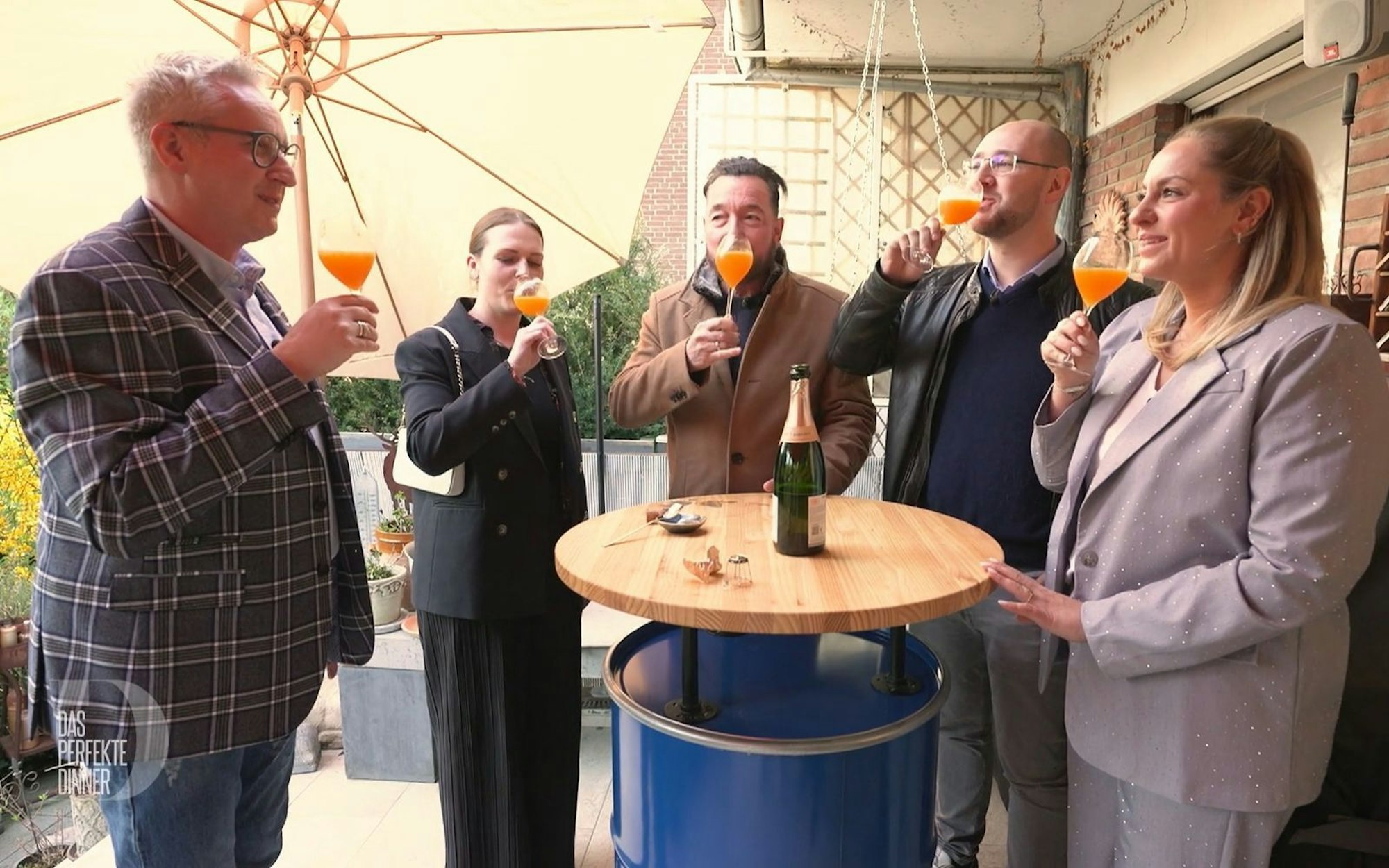Ein fruchtiger Bellini zum Auftakt: An Tag 1 in Krefeld trifft sich die Dinner-Runde bei Axel (l.). (Bild: RTL)