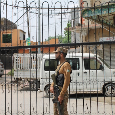 20.02.2025, Pakistan, Islamabad: Ein Wachmann steht vor dem Haji-Abschiebezentrum in der pakistanischen Hauptstadt. Zahlreiche Afghanen aus dem deutschen Aufnahmeprogramm befinden sich seit einigen Tagen im Abschiebezentrum. Ihnen droht die Abschiebung in ihre Heimat Afghanistan. Foto: Nabila Lalee/dpa +++ dpa-Bildfunk +++