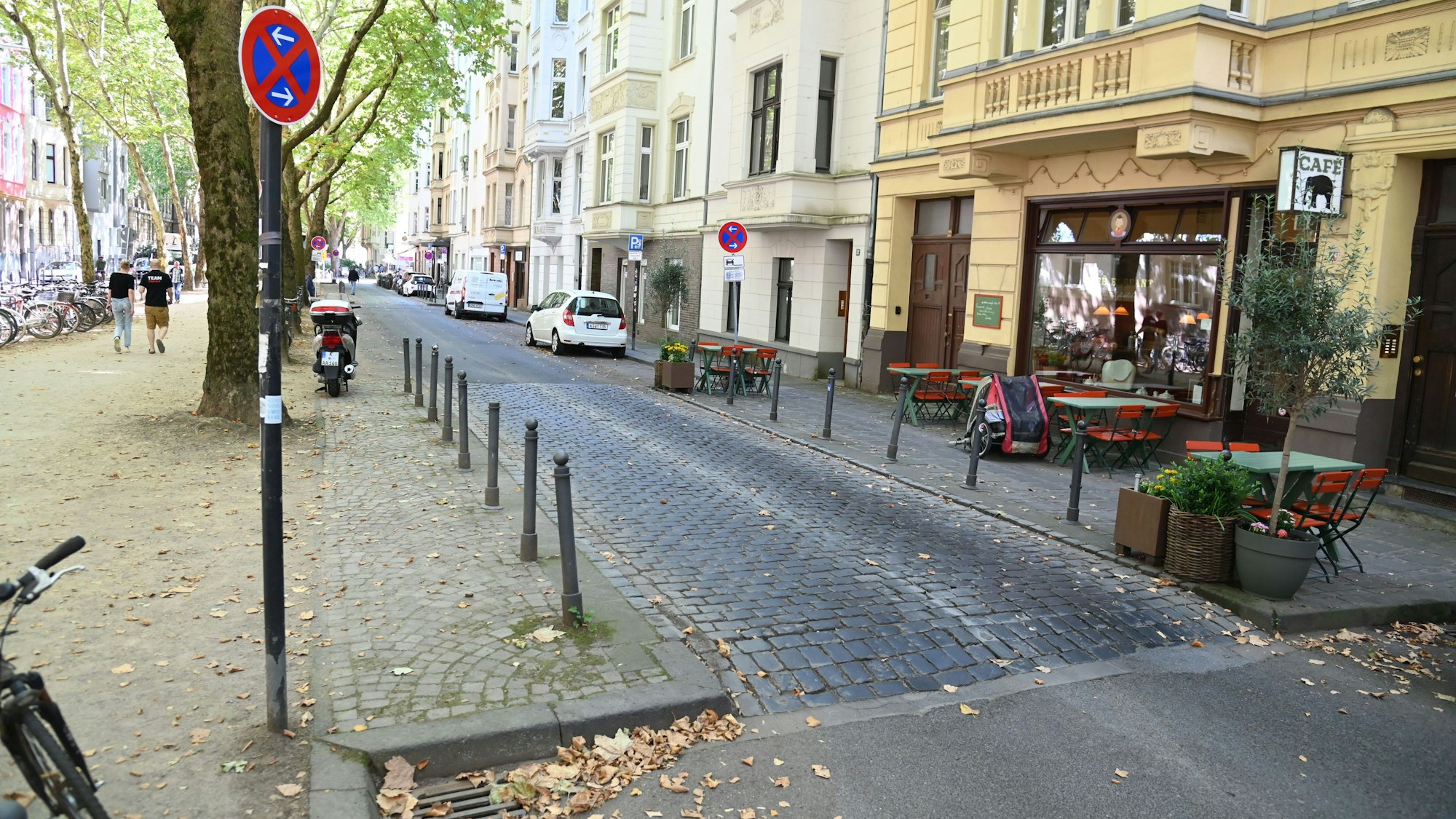 In der Weißenburgstraße im Kölner Agnesviertel sind Parkplätze entfernt worden.