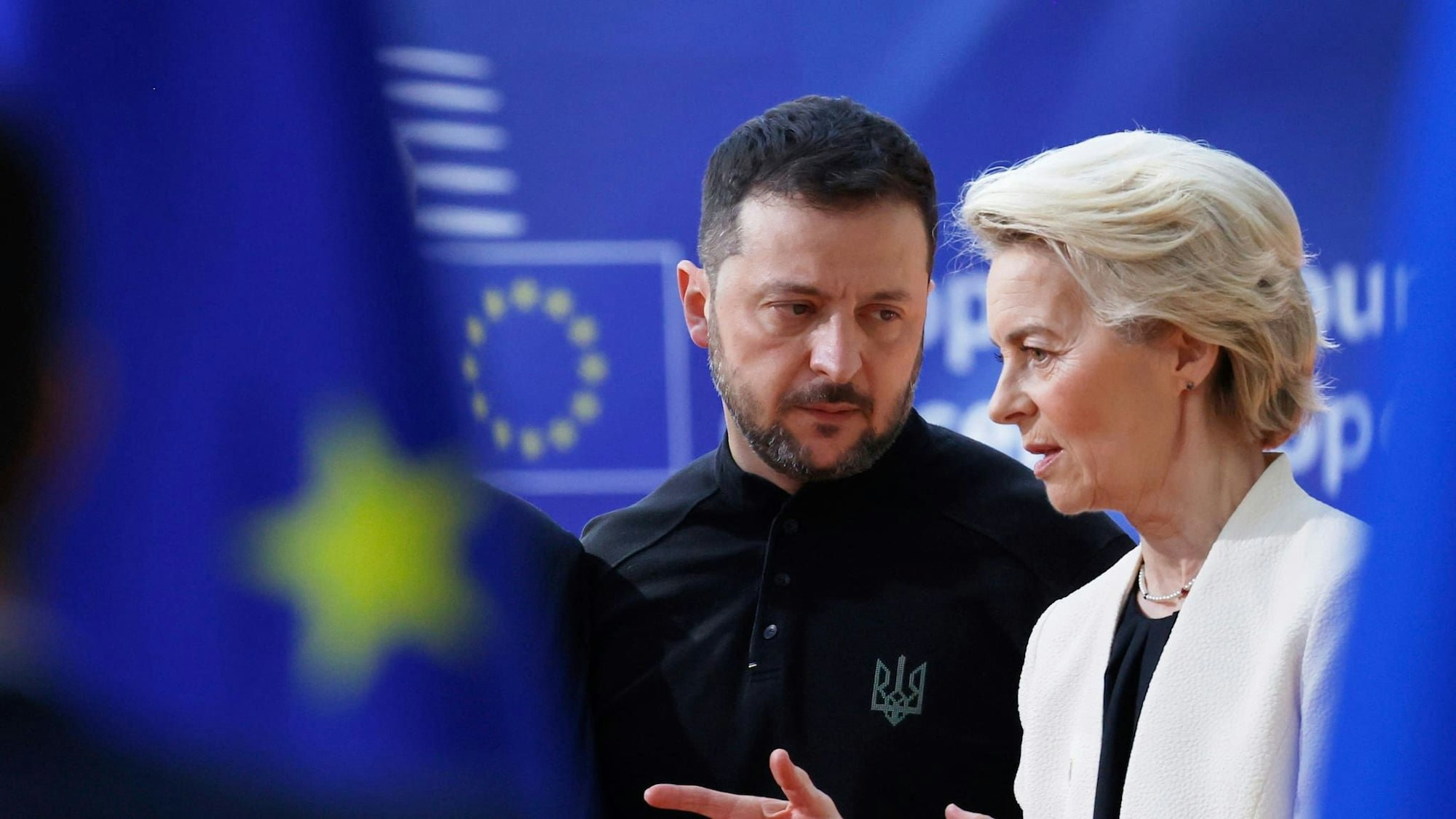 EU-Kommissionspräsidentin Ursula von der Leyen und der ukrainische Präsident Wolodymyr Selenskyj beim EU-Gipfel im März 2025. .