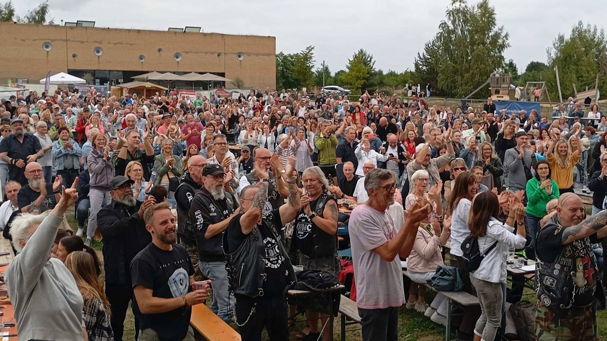 Das Foto zeigt das Publikum bei der Rock-Ausgabe von „Musik mit Aussicht“.