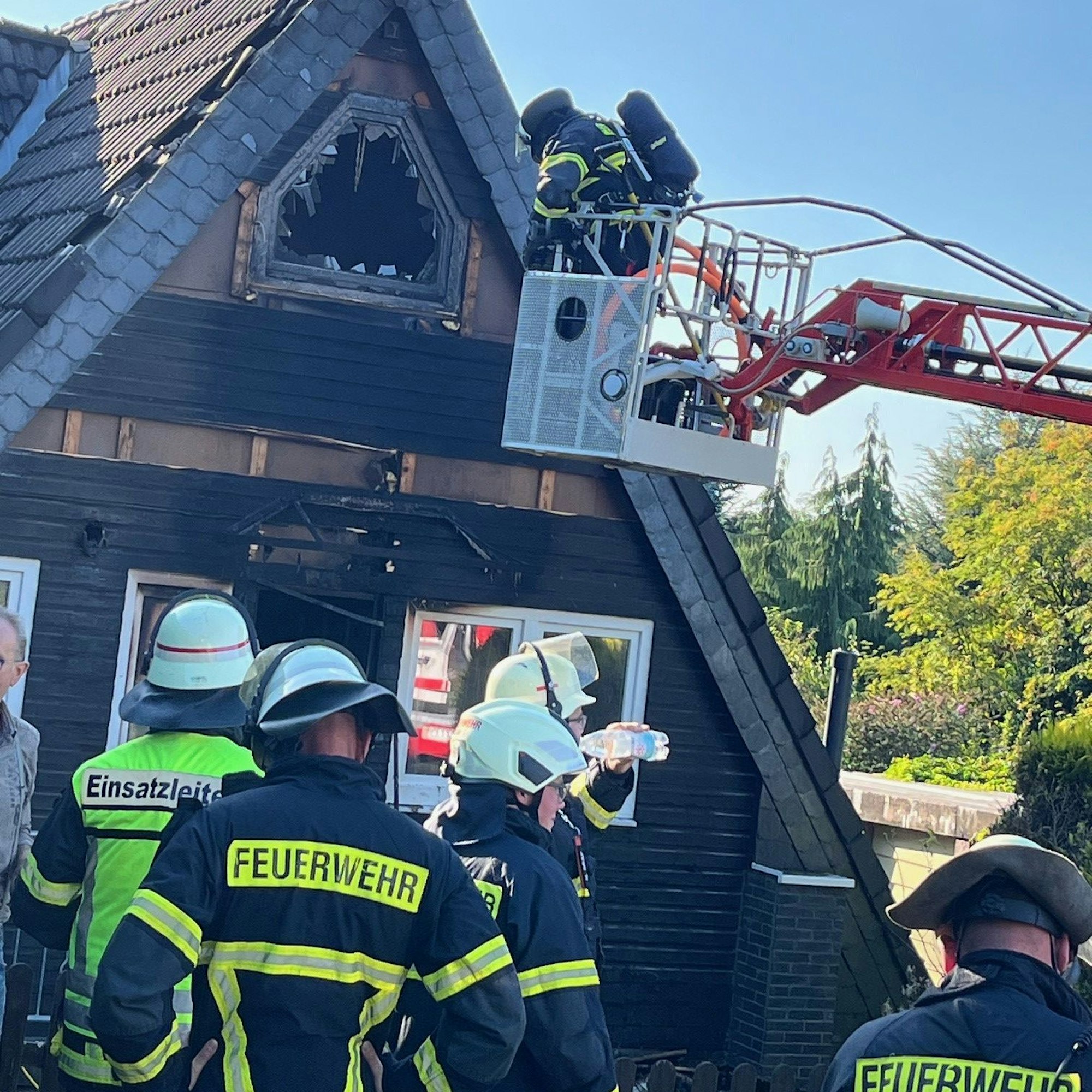 Als die Lindlarer Feuerwehr am Einsatzort eintraf, brannte bereits der Giebel des hölzernen Wochenendhauses am Rapunzelweg.
