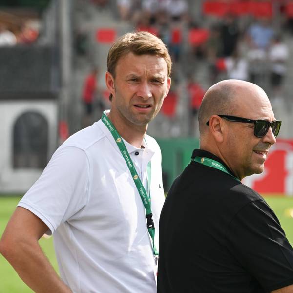Bayers Geschäftsführer Simon Rolfes (Sport, li.) und Fernando Carro (Vorsitz).