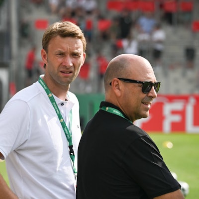 Bayers Geschäftsführer Simon Rolfes (Sport, li.) und Fernando Carro (Vorsitz).