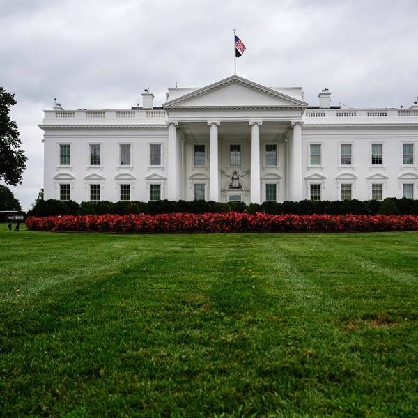 18.08.2025, USA, Washington: Blick auf das Weiße Haus vor dem Treffen von US-Präsident Trump mit dem ukrainischen Präsidenten Selenskyj und europäischen Staats- und Regierungschefs. Foto: Julia Demaree Nikhinson/AP/dpa +++ dpa-Bildfunk +++