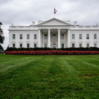 18.08.2025, USA, Washington: Blick auf das Weiße Haus vor dem Treffen von US-Präsident Trump mit dem ukrainischen Präsidenten Selenskyj und europäischen Staats- und Regierungschefs. Foto: Julia Demaree Nikhinson/AP/dpa +++ dpa-Bildfunk +++