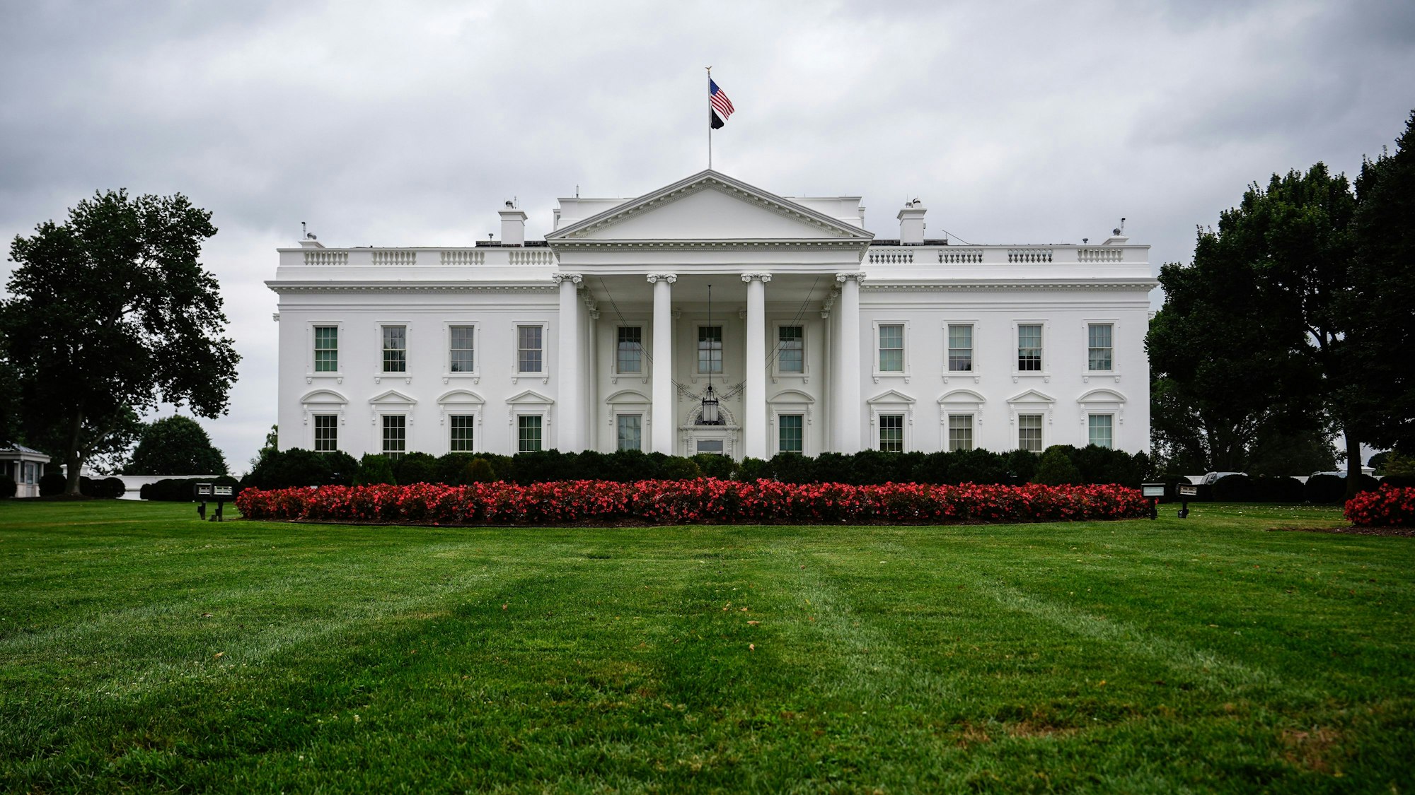 18.08.2025, USA, Washington: Blick auf das Weiße Haus vor dem Treffen von US-Präsident Trump mit dem ukrainischen Präsidenten Selenskyj und europäischen Staats- und Regierungschefs. Foto: Julia Demaree Nikhinson/AP/dpa +++ dpa-Bildfunk +++
