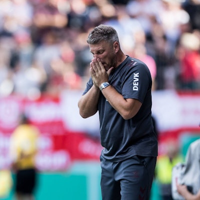 Lukas Kwasniok blickte am Sonntag in Regensburg tief in den Abgrund, doch seine Mannschaft rettete sich im letzten Moment.