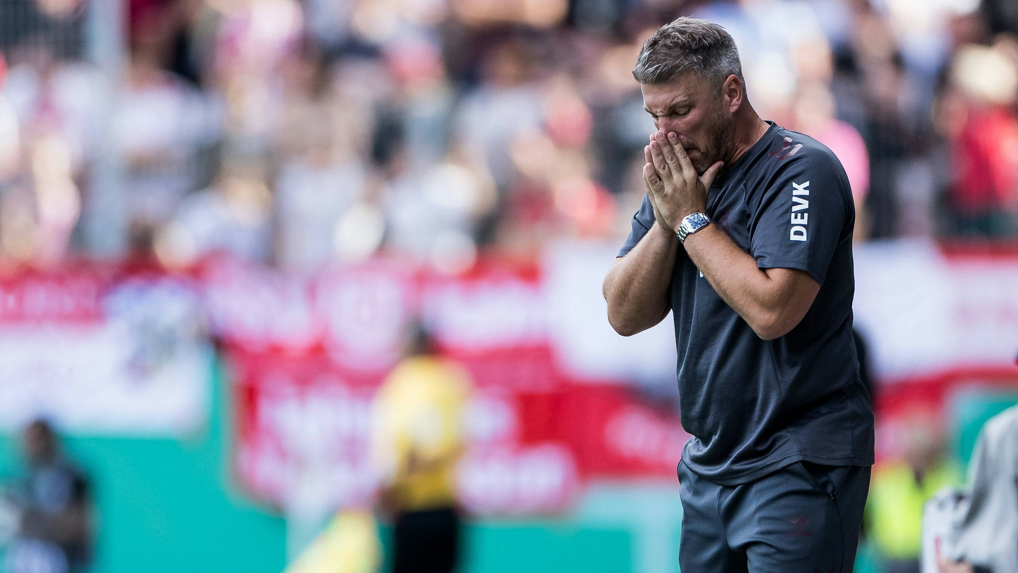 Lukas Kwasniok blickte am Sonntag in Regensburg tief in den Abgrund, doch seine Mannschaft rettete sich im letzten Moment.