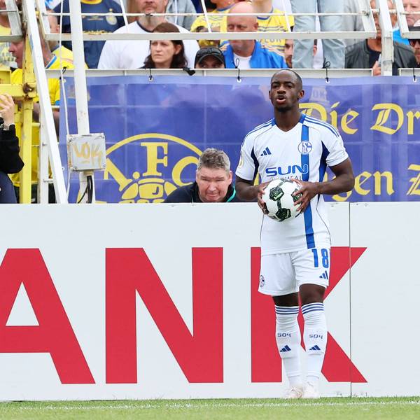 Leipzig, 17.08.2025, Bruno-Plache-Stadion, Fußball, DFB-Pokal, 1.Hauptrunde , 1.FC Lok Leipzig vs. FC Schalke 04 , Im Bild Spielunterbrechung von Schiedsrichter Max Burda. Christopher Antwi-Adjei 18, Schalke., Nur zur redaktionellen Nutzung. Only editorial use. , DFB regulations prohibit any use of photographs as image sequences and/or quasi-video. , *** Leipzig, 17 08 2025, Bruno Plache Stadion, Soccer, DFB Pokal, 1 Hauptrunde , 1 FC Lok Leipzig vs FC Schalke 04 , Im Bild Spielunterbrechung von Schiedsrichter Max Burda Christopher Antwi Adjei 18, Schalke , Nur zur redaktionellen Nutzung Only editorial use , DFB regulations prohibit any use of photographs as image sequences and or quasi video , Picture Point