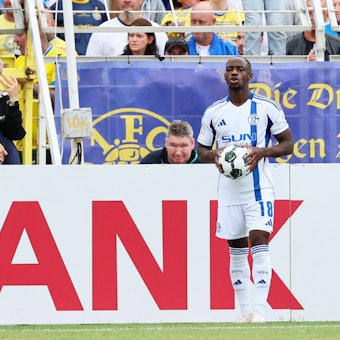 Leipzig, 17.08.2025, Bruno-Plache-Stadion, Fußball, DFB-Pokal, 1.Hauptrunde , 1.FC Lok Leipzig vs. FC Schalke 04 , Im Bild Spielunterbrechung von Schiedsrichter Max Burda. Christopher Antwi-Adjei 18, Schalke., Nur zur redaktionellen Nutzung. Only editorial use. , DFB regulations prohibit any use of photographs as image sequences and/or quasi-video. , *** Leipzig, 17 08 2025, Bruno Plache Stadion, Soccer, DFB Pokal, 1 Hauptrunde , 1 FC Lok Leipzig vs FC Schalke 04 , Im Bild Spielunterbrechung von Schiedsrichter Max Burda Christopher Antwi Adjei 18, Schalke , Nur zur redaktionellen Nutzung Only editorial use , DFB regulations prohibit any use of photographs as image sequences and or quasi video , Picture Point