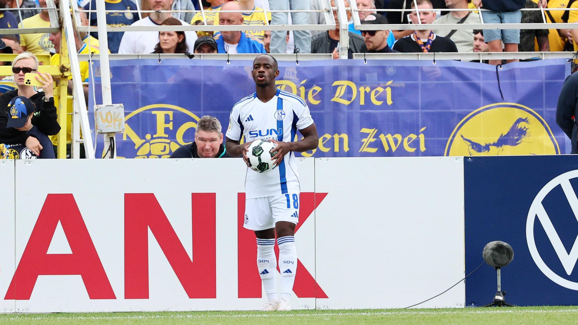 Leipzig, 17.08.2025, Bruno-Plache-Stadion, Fußball, DFB-Pokal, 1.Hauptrunde , 1.FC Lok Leipzig vs. FC Schalke 04 , Im Bild Spielunterbrechung von Schiedsrichter Max Burda. Christopher Antwi-Adjei 18, Schalke., Nur zur redaktionellen Nutzung. Only editorial use. , DFB regulations prohibit any use of photographs as image sequences and/or quasi-video. , *** Leipzig, 17 08 2025, Bruno Plache Stadion, Soccer, DFB Pokal, 1 Hauptrunde , 1 FC Lok Leipzig vs FC Schalke 04 , Im Bild Spielunterbrechung von Schiedsrichter Max Burda Christopher Antwi Adjei 18, Schalke , Nur zur redaktionellen Nutzung Only editorial use , DFB regulations prohibit any use of photographs as image sequences and or quasi video , Picture Point