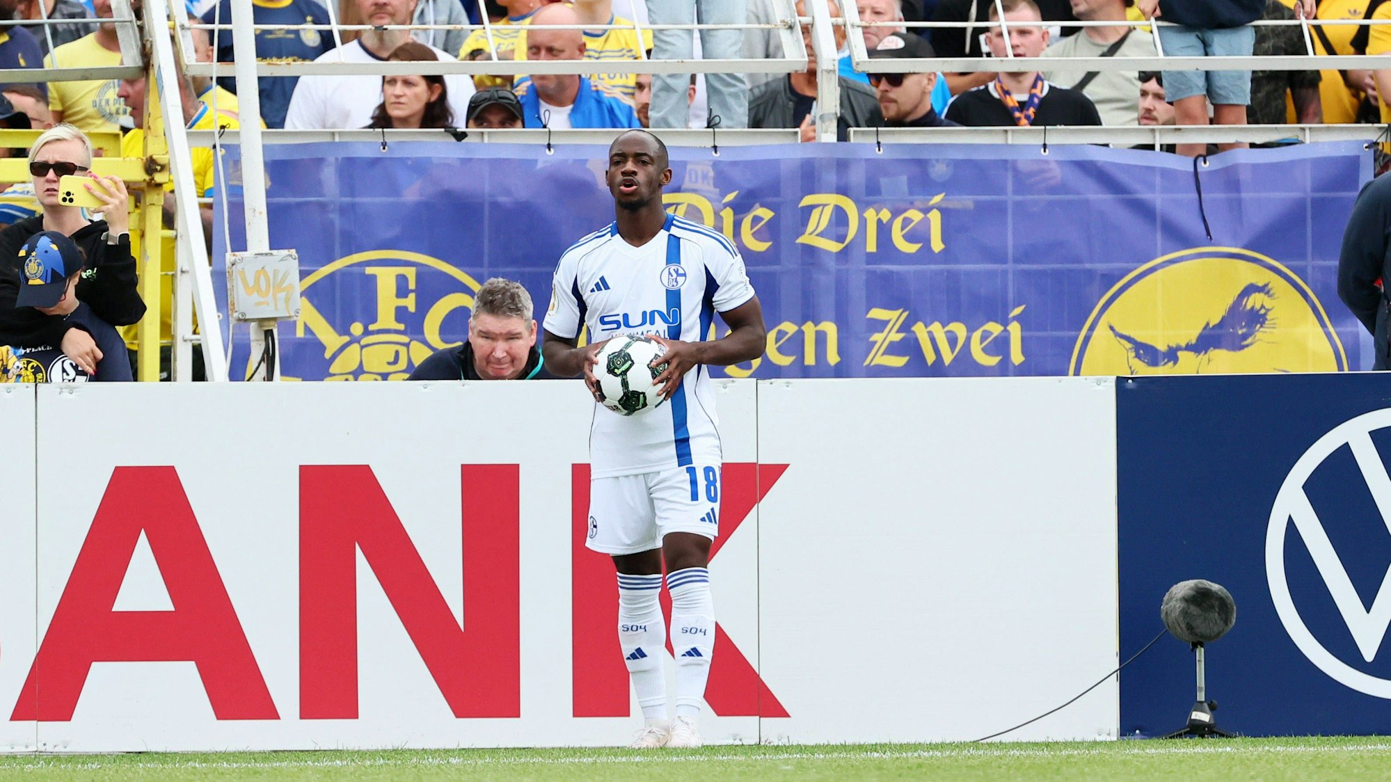 Leipzig, 17.08.2025, Bruno-Plache-Stadion, Fußball, DFB-Pokal, 1.Hauptrunde , 1.FC Lok Leipzig vs. FC Schalke 04 , Im Bild Spielunterbrechung von Schiedsrichter Max Burda. Christopher Antwi-Adjei 18, Schalke., Nur zur redaktionellen Nutzung. Only editorial use. , DFB regulations prohibit any use of photographs as image sequences and/or quasi-video. , *** Leipzig, 17 08 2025, Bruno Plache Stadion, Soccer, DFB Pokal, 1 Hauptrunde , 1 FC Lok Leipzig vs FC Schalke 04 , Im Bild Spielunterbrechung von Schiedsrichter Max Burda Christopher Antwi Adjei 18, Schalke , Nur zur redaktionellen Nutzung Only editorial use , DFB regulations prohibit any use of photographs as image sequences and or quasi video , Picture Point