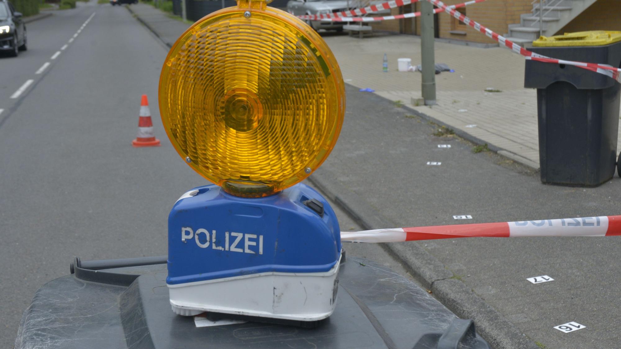 Vor der Unterkunft der Gemeinde Am Gleisdreieck war das Opfer zusammengebrochen. Die Polizei sicherte die Spuren