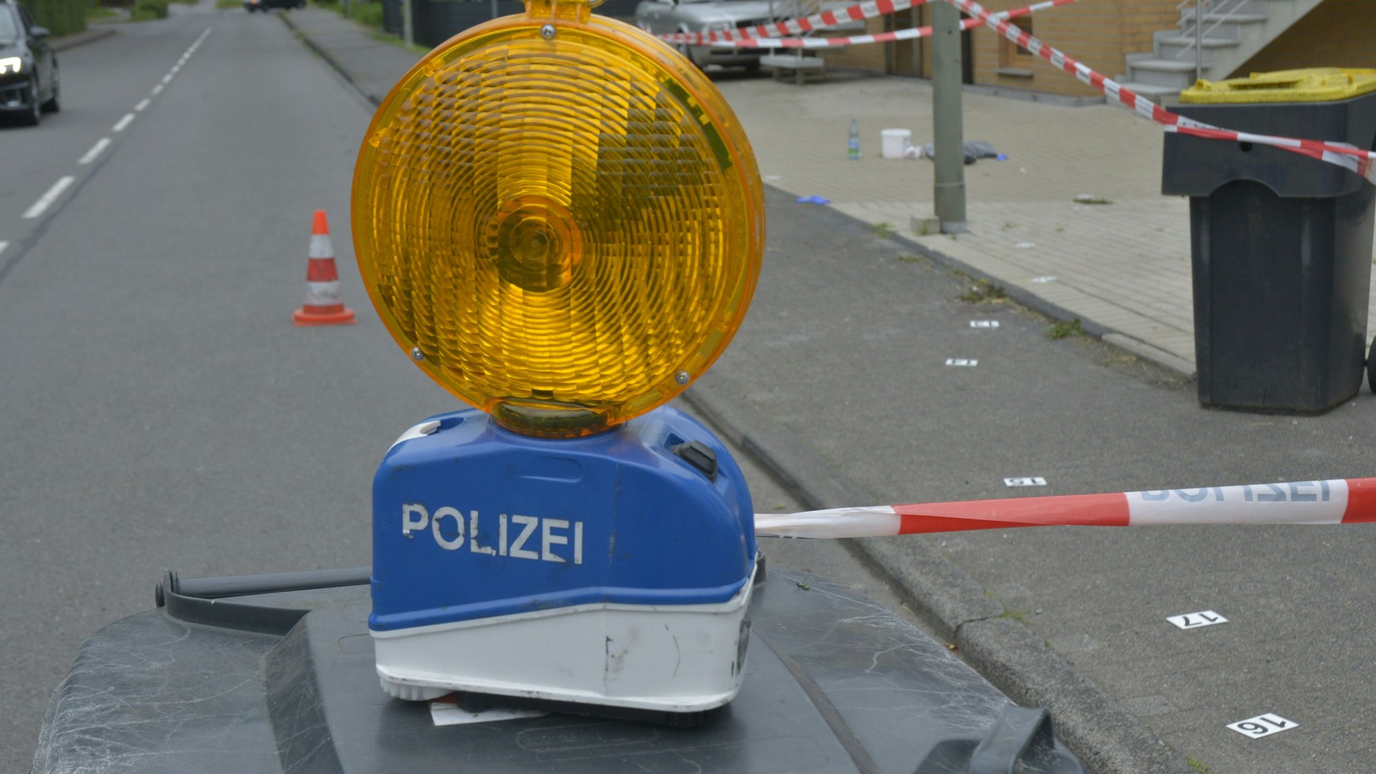 Vor der Unterkunft der Gemeinde Am Gleisdreieck war das Opfer zusammengebrochen. Die Polizei sicherte die Spuren