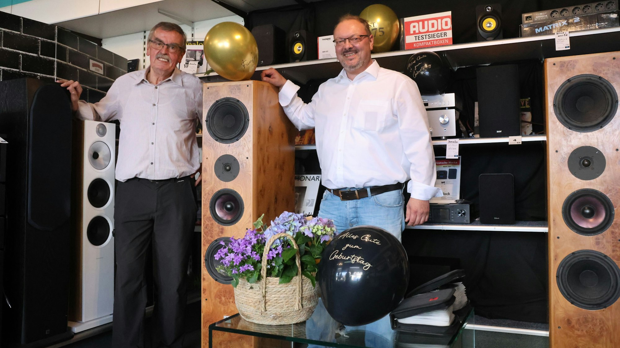 50. Geburtstag feiert "f und h electronic" in Gummersbach-Niederseßmar. Hier im Bild Gründer Klaus Hachmann (links) und sein Sohn Roman.