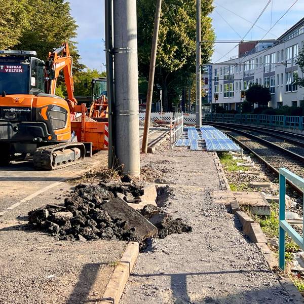 Am Parkplatz an der Mühlenstraße in Porz-Mitte haben die KVB mit dem Bau eines Ersatzbahnsteigs begonnen.