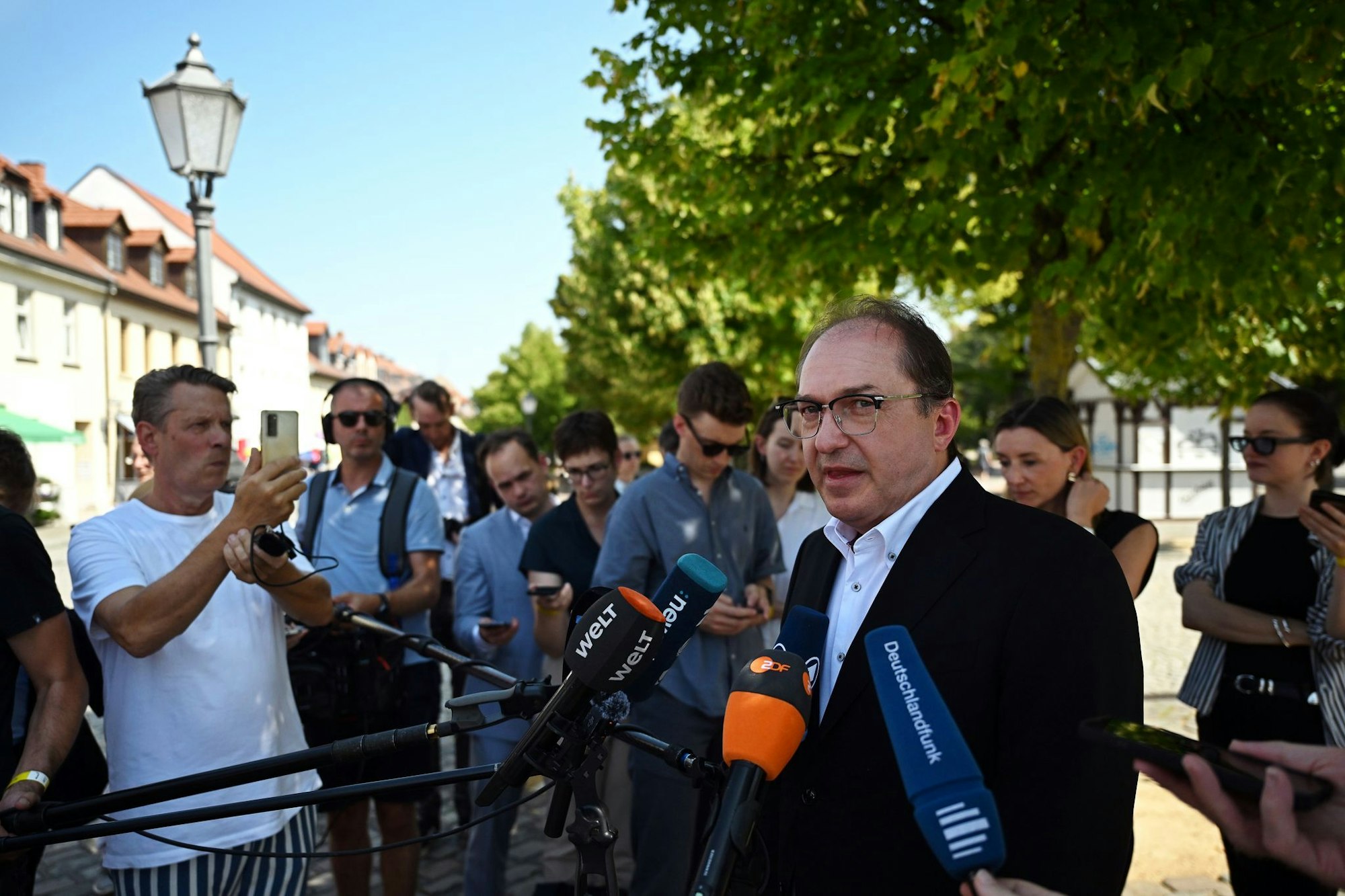 Auf die abgeschobenen Afghanen wurde Bundesinnenminister Alexander Dobrindt (CSU) von Journalistinnen und Journalisten auch während seiner Sommerreise mit Stationen in Sachsen-Anhalt und Niedersachsen angesprochen. (Archivfoto)