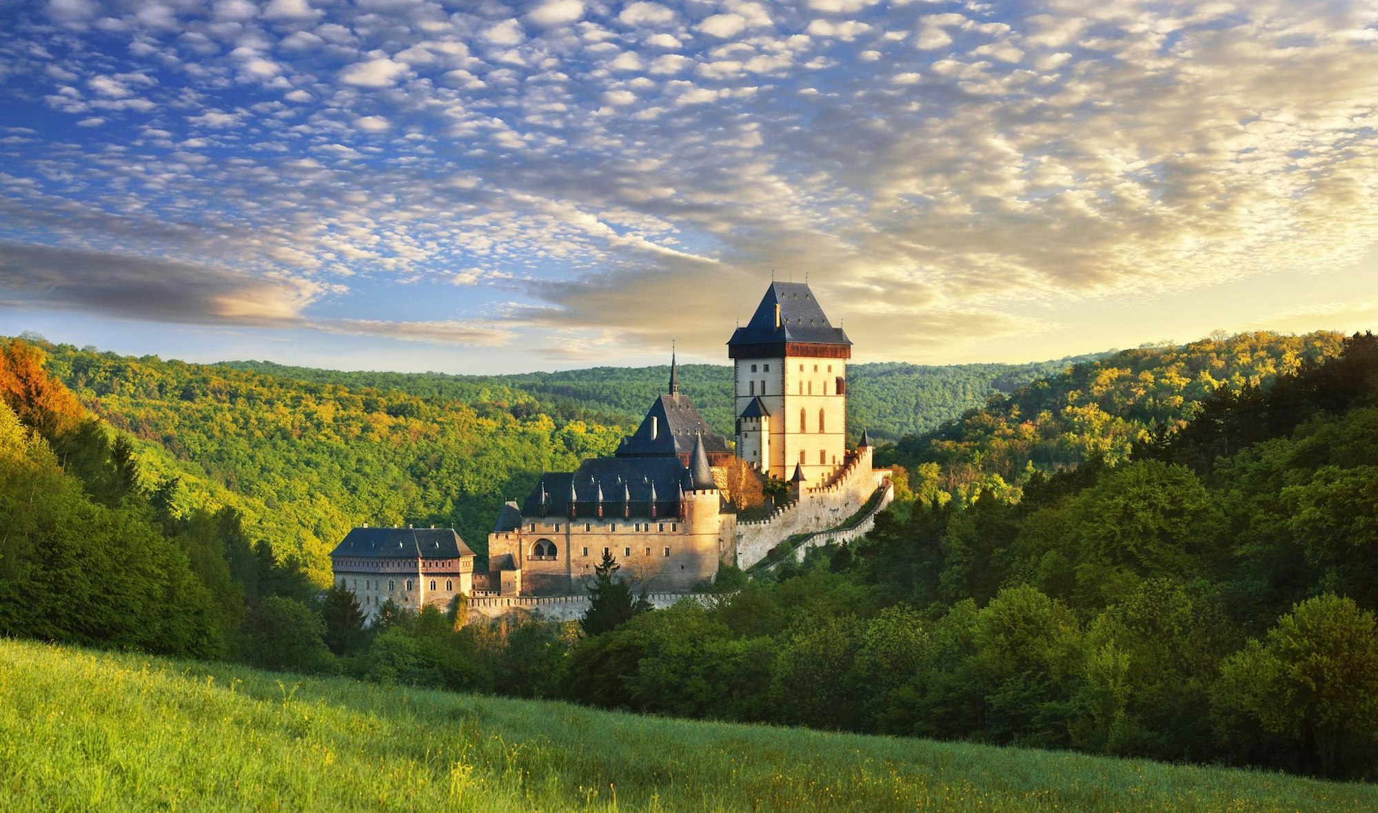 Die Burg Karlstejn ist ein beliebtes Ausflugsziel - im gleichnamigen Ort endet die Kanutour.