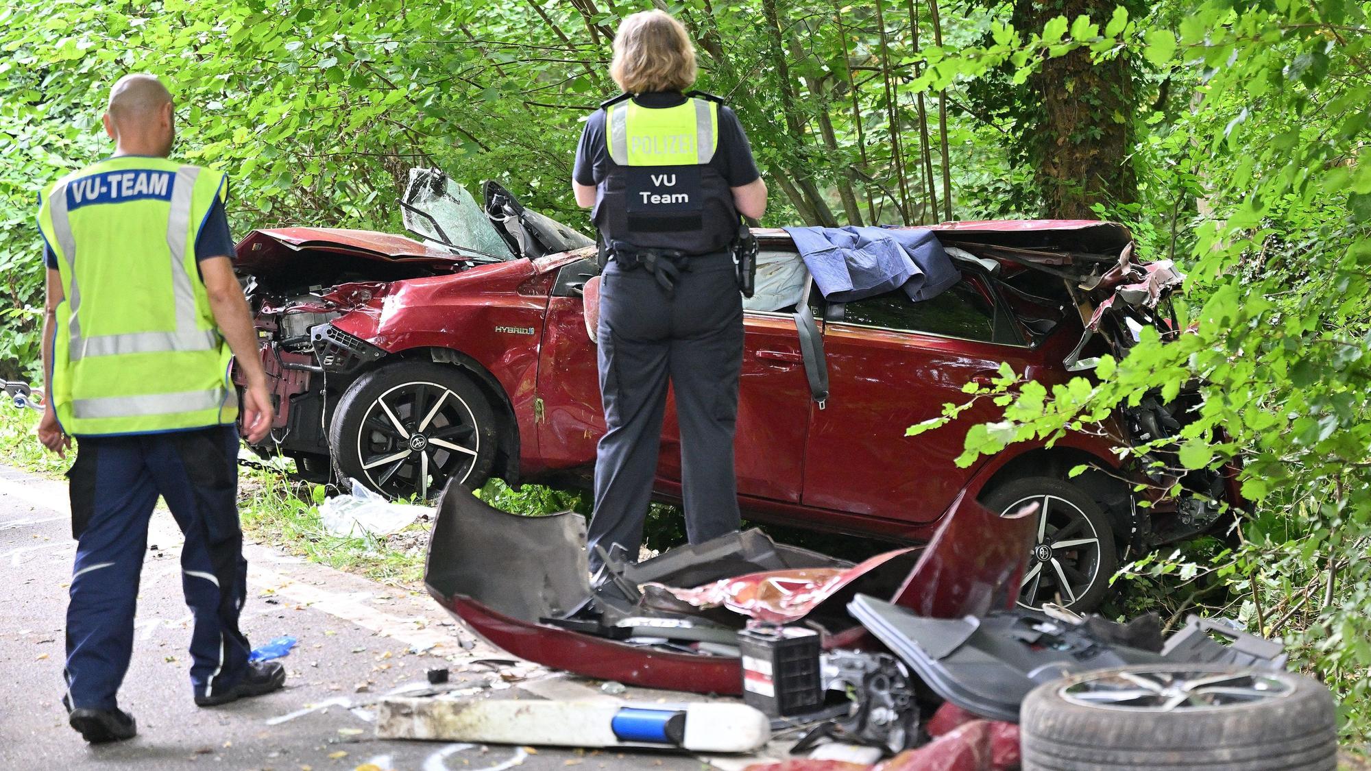 Dürscheid. Sültalstarße. Verkehrsunfall mit 4 toten Jugendlichen