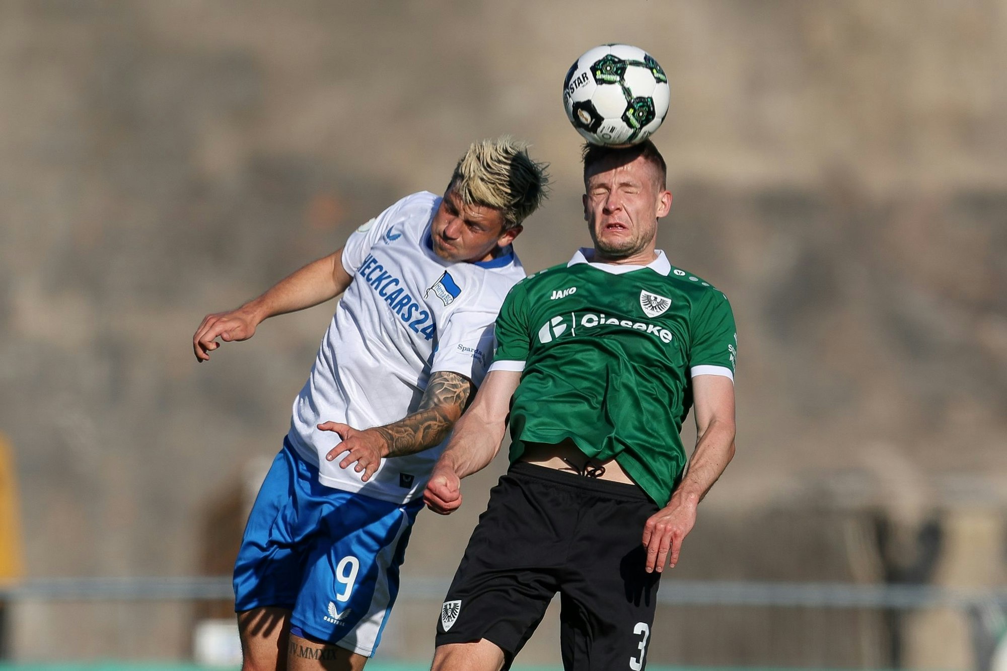 Kopfballduell zwischen dem Münsteraner Paul Jaeckel (rechts) und Herthas Dawid Kownacki.