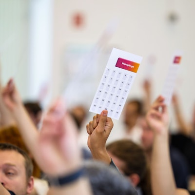 Das BSW hat einen Kölner Kreisverband gegründet. (Symbolbild: Stimmkarten werden gezeigt beim Gründungskongress des Jugendbündnis im BSW)
