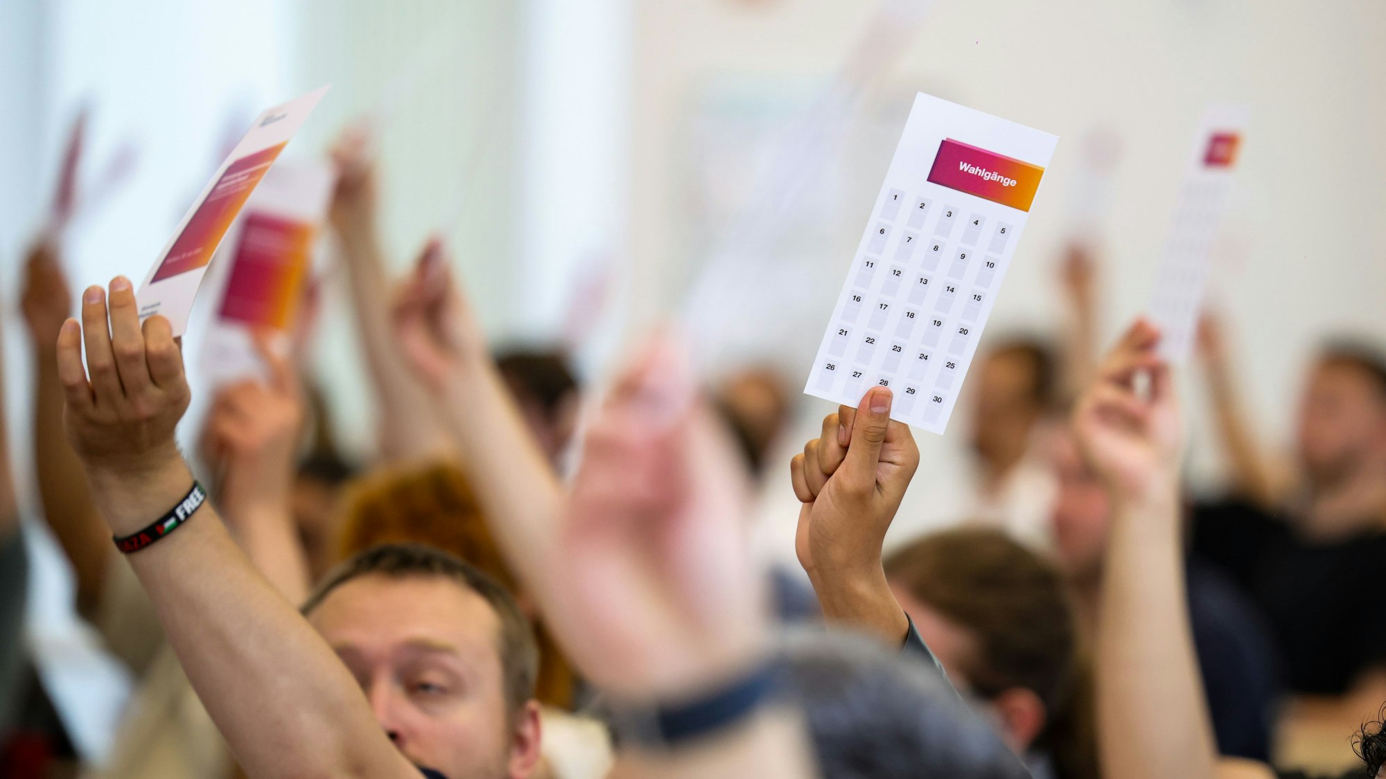 Das BSW hat einen Kölner Kreisverband gegründet. (Symbolbild: Stimmkarten werden gezeigt beim Gründungskongress des Jugendbündnis im BSW)