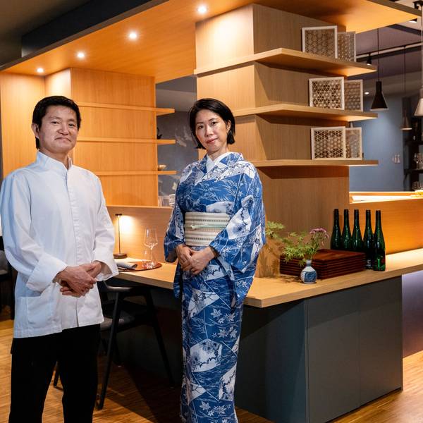 14.08.2025, Köln: Das japanische Restaurant „Toki“, für die Serie „Henns Geschmackssache“
Im Bild v.l.n.r. Hideyuki Takahashi und Kazumi Wickenkamp.
Foto: Michael Bause