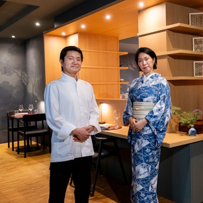 14.08.2025, Köln: Das japanische Restaurant „Toki“, für die Serie „Henns Geschmackssache“
Im Bild v.l.n.r. Hideyuki Takahashi und Kazumi Wickenkamp.
Foto: Michael Bause