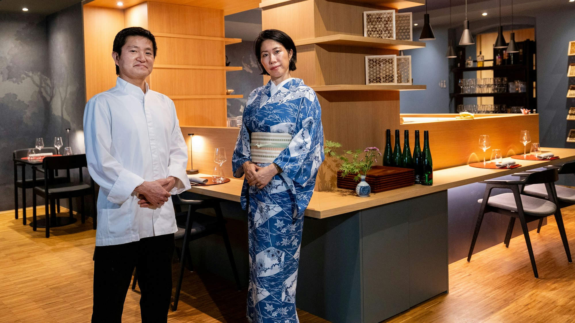 14.08.2025, Köln: Das japanische Restaurant „Toki“, für die Serie „Henns Geschmackssache“
Im Bild v.l.n.r. Hideyuki Takahashi und Kazumi Wickenkamp.
Foto: Michael Bause