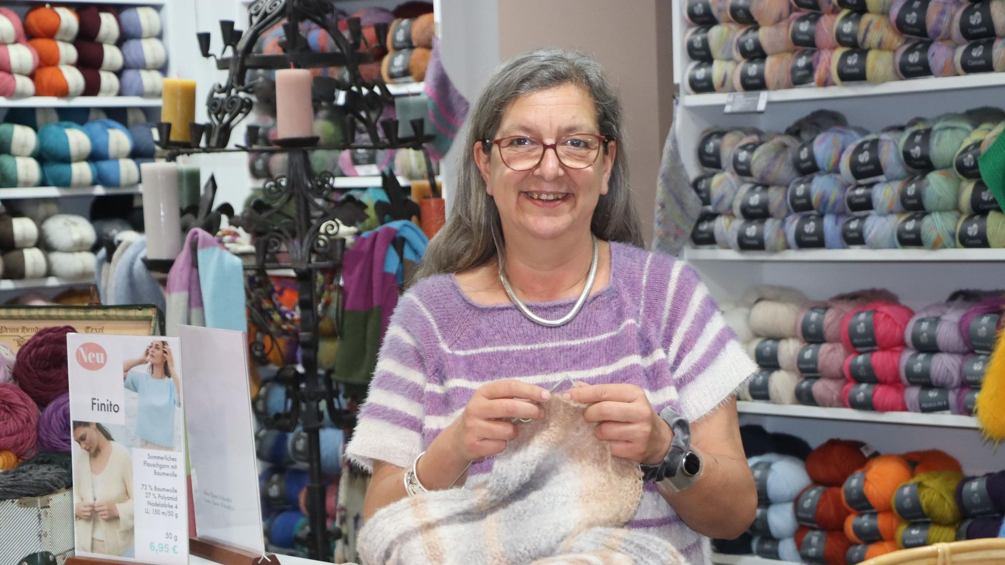 Eine Frau strickt.