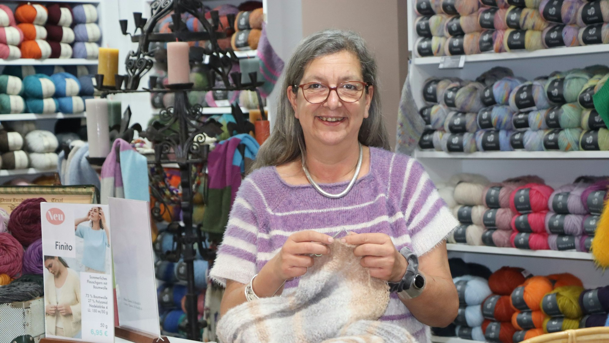 Eine Frau strickt.