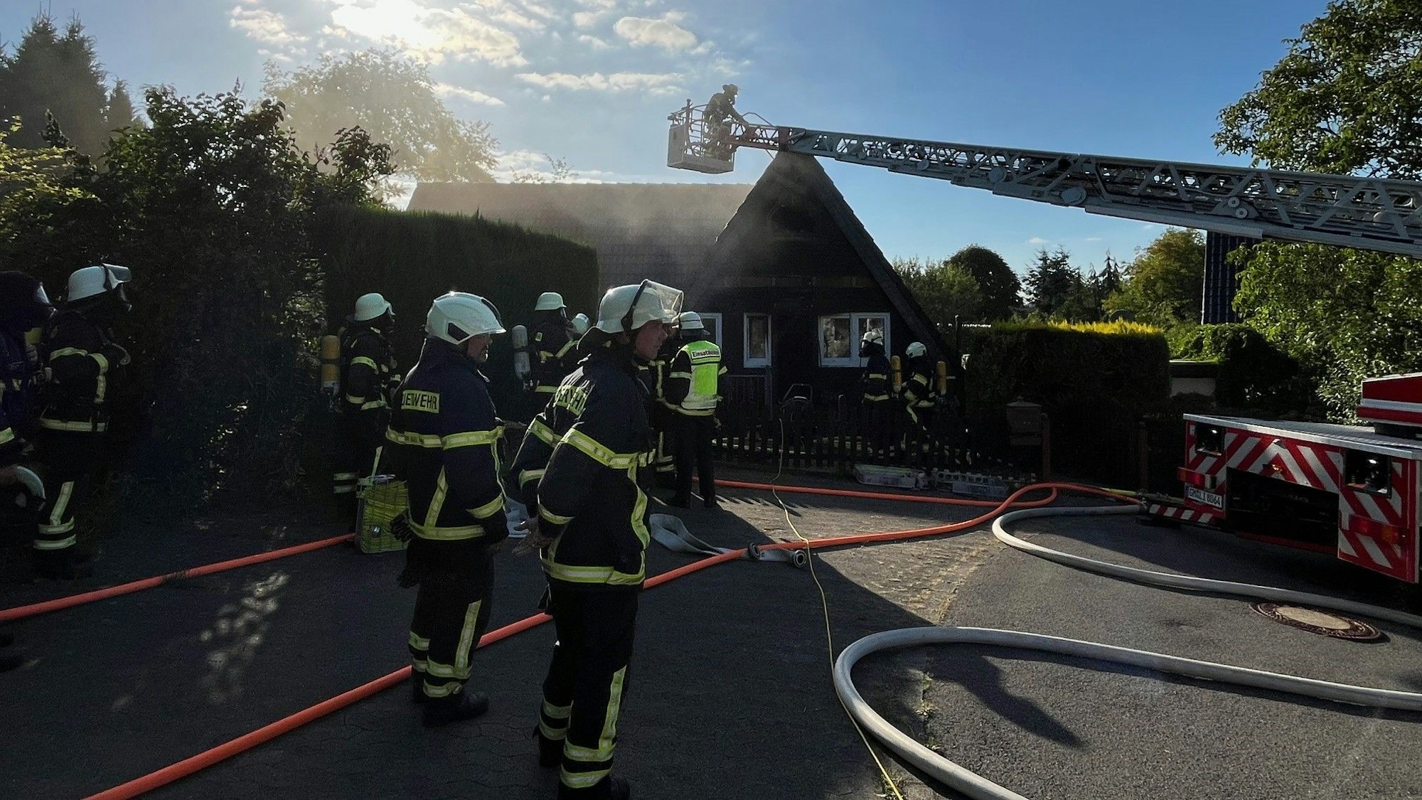 Am Rapunzelweg in Lindlar brannte am Montagabend ein sogenanntes Nurdachaus, das früher zu einer Siedlung von reinen Wochenend- und Ferienhäusern gehörte. Alle Gebäude sind aus Holz gebaut – eine Herausforderung für die Feuerwehr.