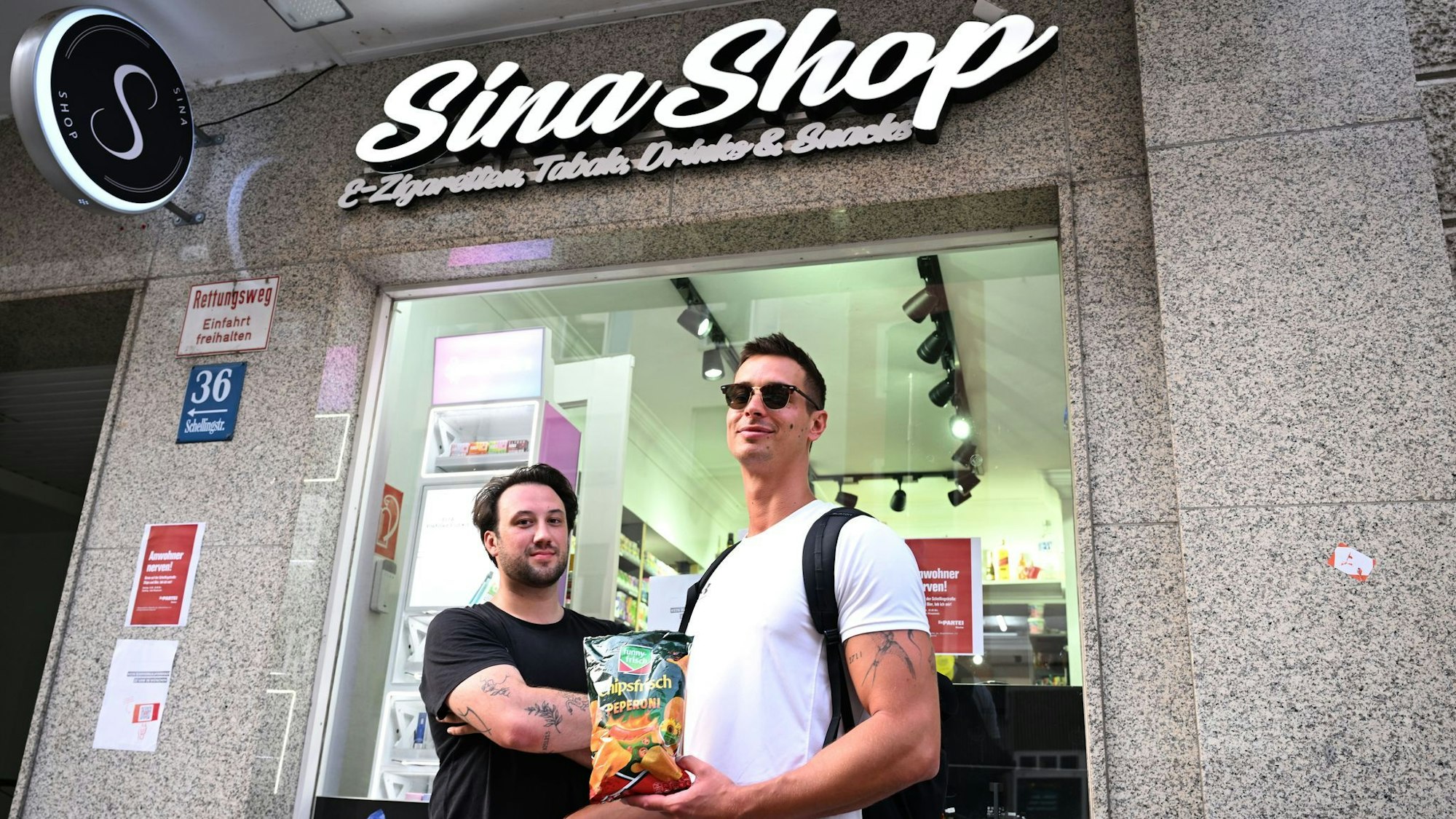 Anwohner wie Stefan Mödl (r) wünschen sich mehr Verständnis für die Feiernden im lebendigen Uni-Viertel und sprechen von Klientelpolitik für Alteingesessene.