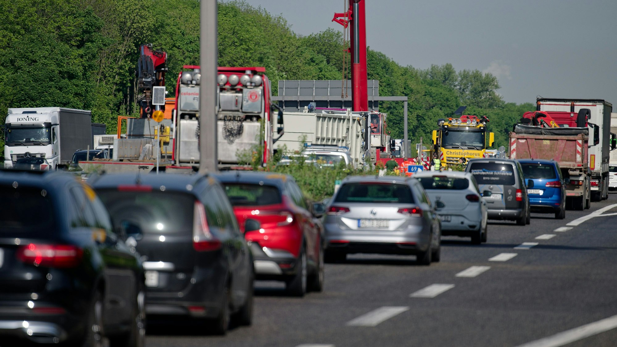 Der Verkehr staut sich an einer Unfallstelle auf der Autobahn 4 (Archivfoto).