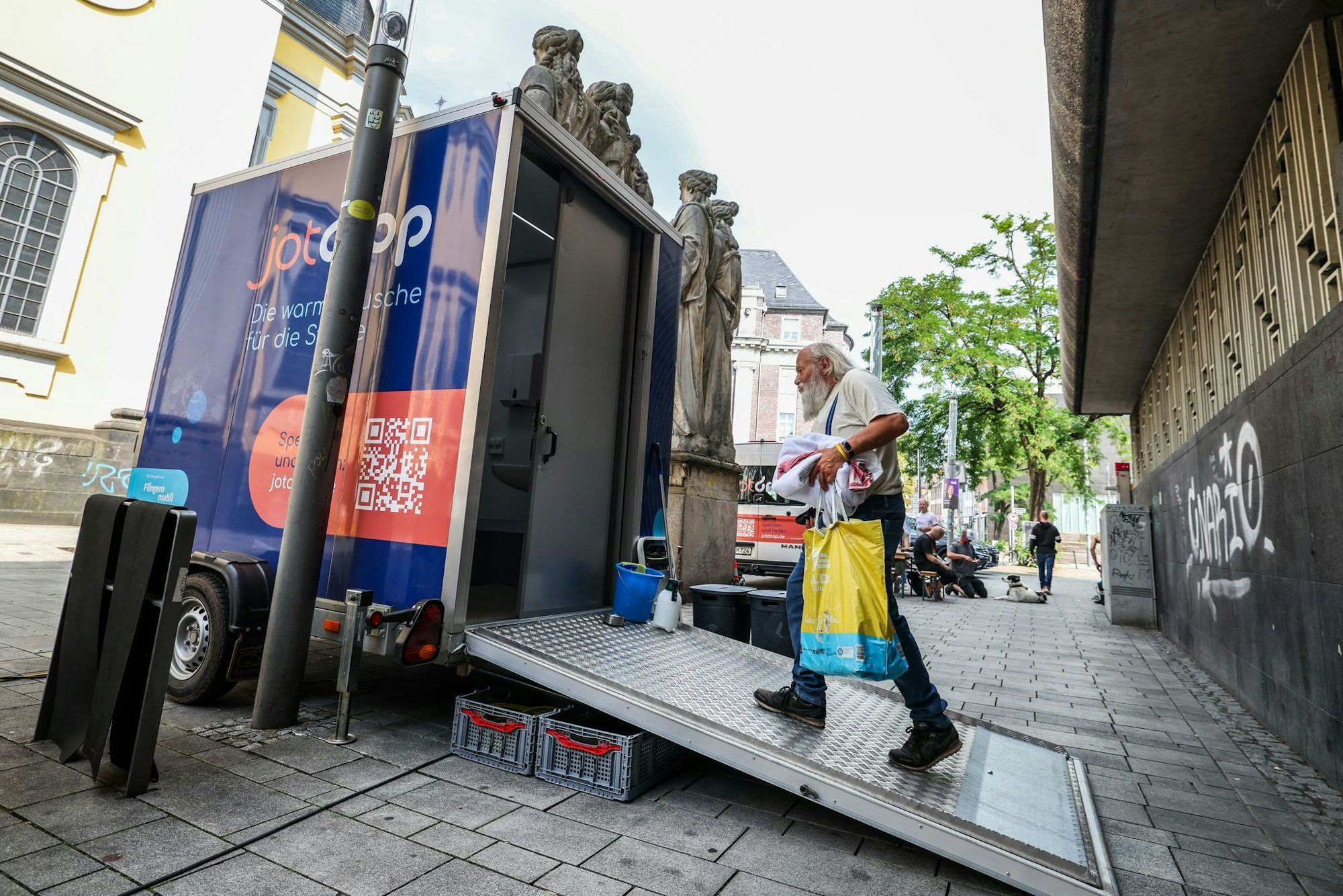 Uwe nimmt eine Dusche im Dusch-Mobil der Initiative «Jot drop».