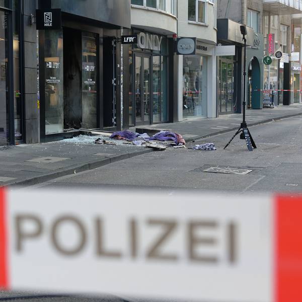 Auch die Sprengstoffexplosion an einem Geschäft in der Ehrenstraße wird dem Beschuldigten zugeordnet.