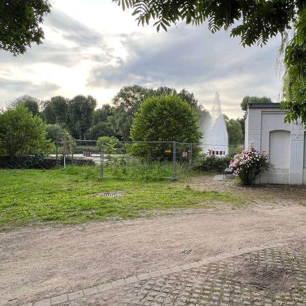 Ufermauer an der Zündorfer Groov auf Höhe des Teehauses