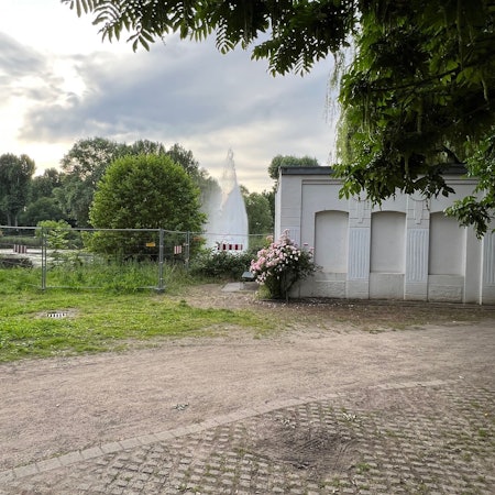 Ufermauer an der Zündorfer Groov auf Höhe des Teehauses