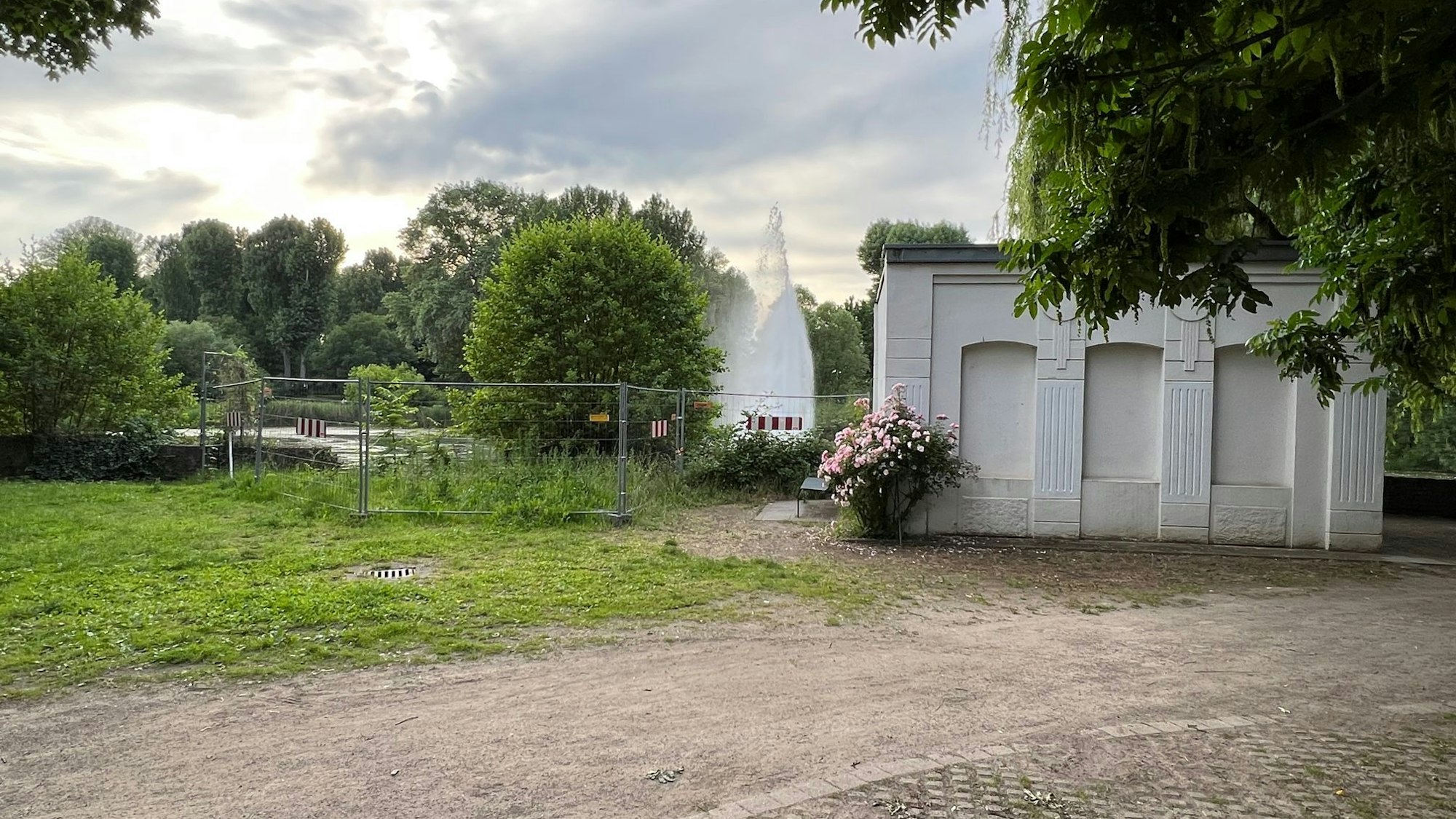 Ufermauer an der Zündorfer Groov auf Höhe des Teehauses