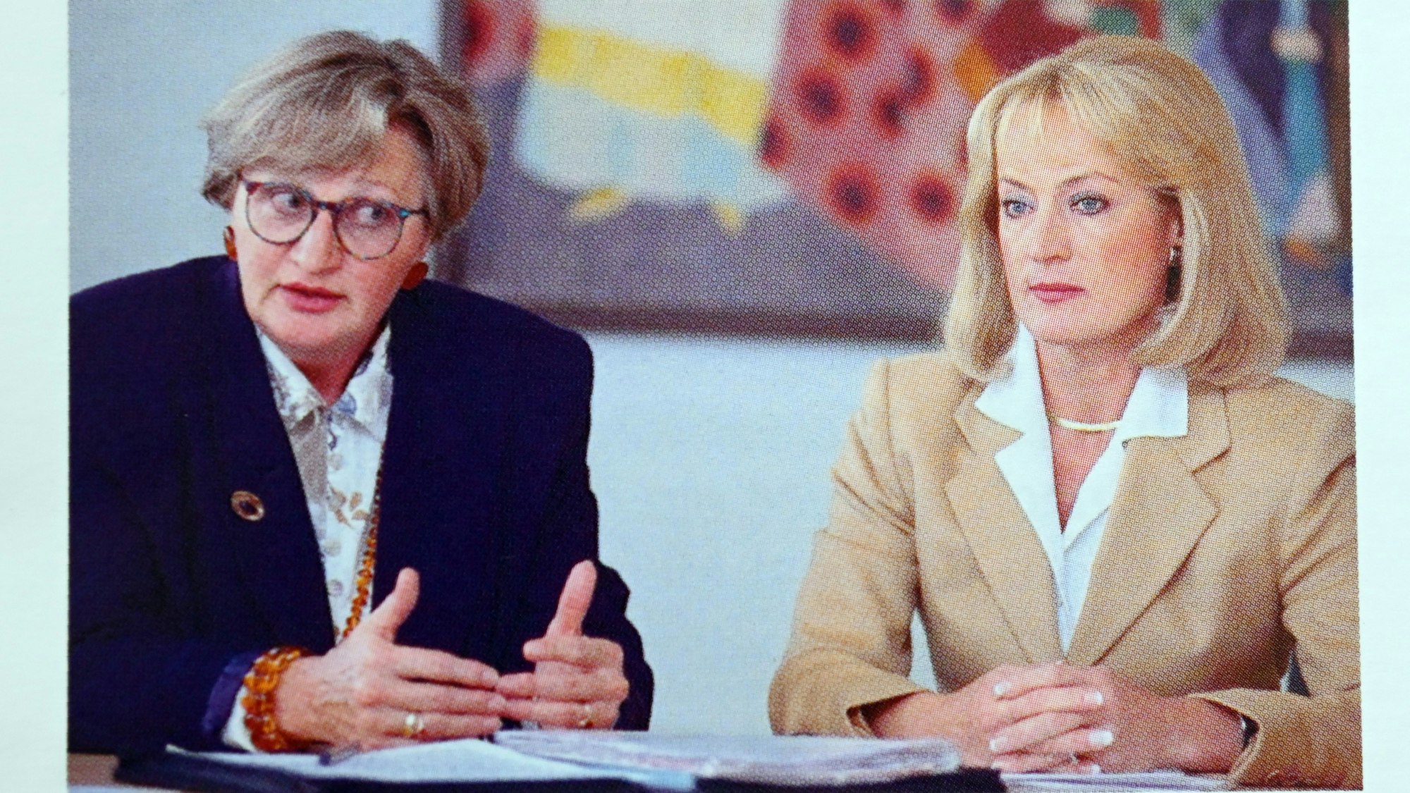 Das Bild zeigt Carola Blum und Hannelore Bartscherer im Jahr 1999.
