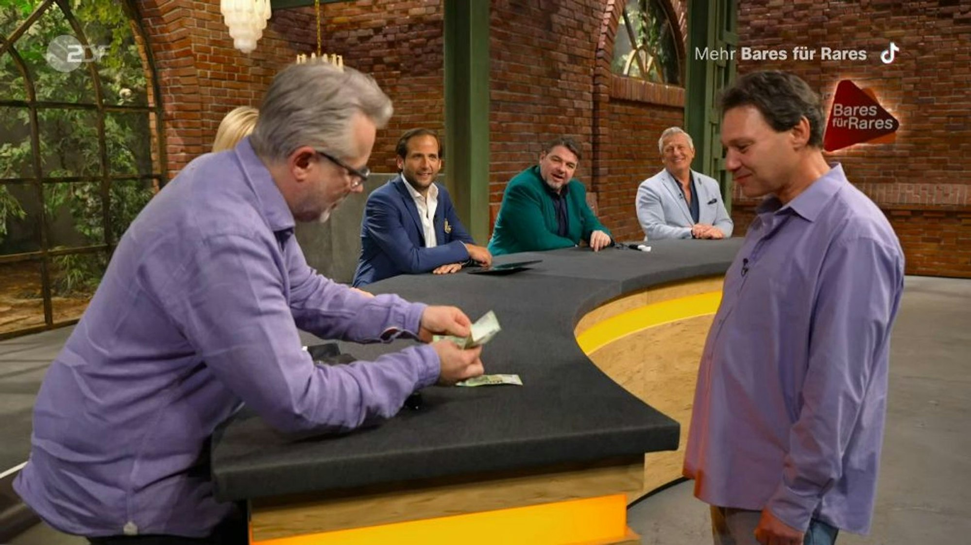 Jan Čížek (links) legte am Ende 300 Euro hin. (Bild: ZDF)
