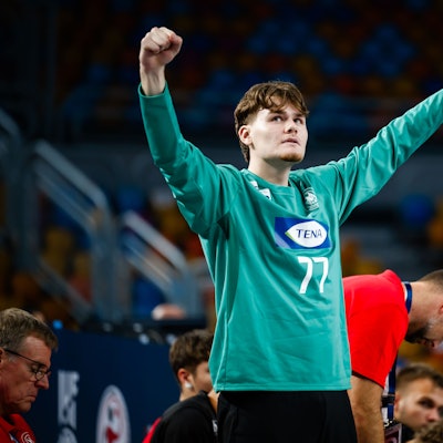 Anel Durmic reckt die Arme zum Jubel in die Höhe.