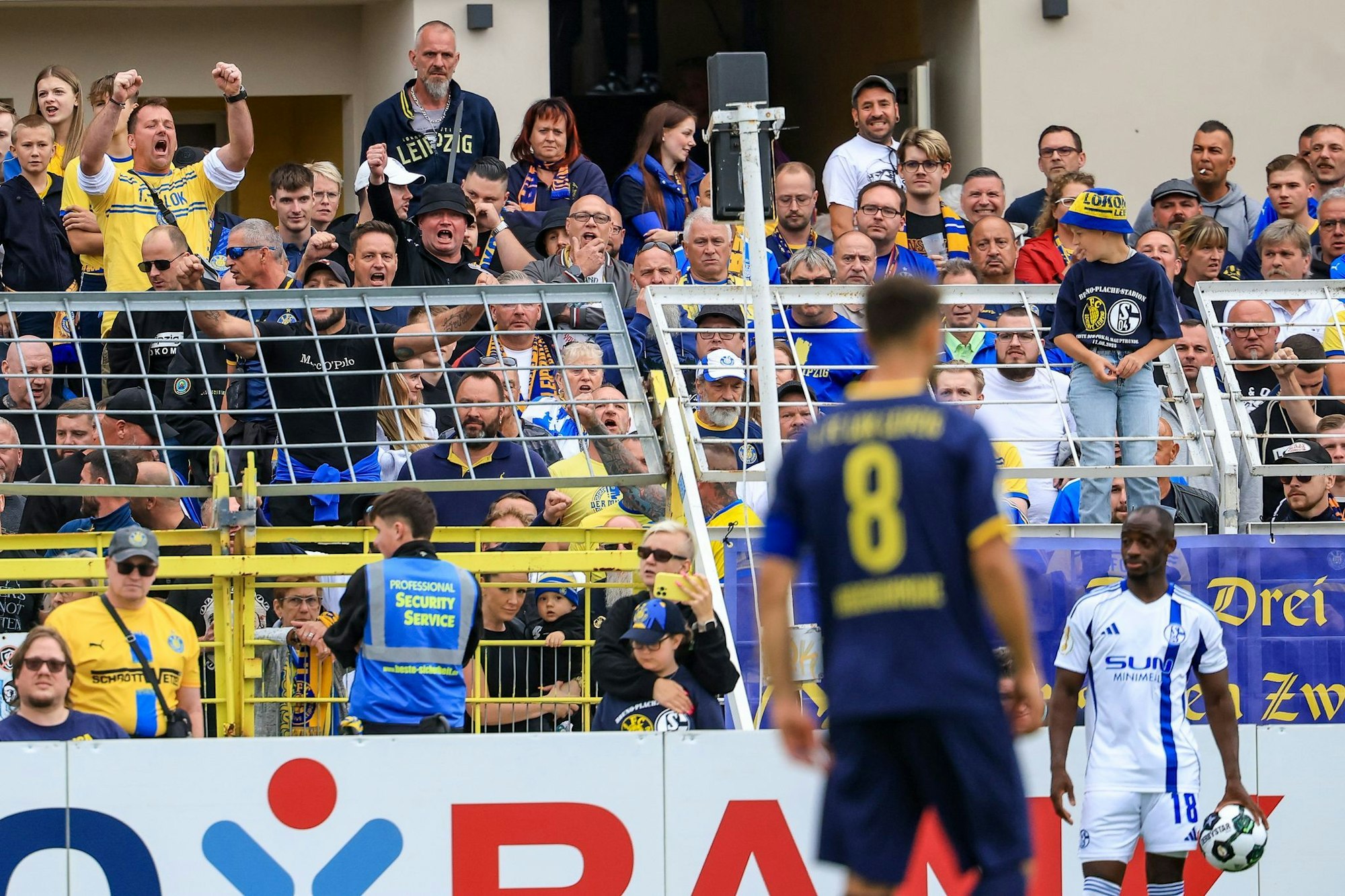 Christopher Antwi-Adjei (r, FC Schalke 04) steht bei einem Einwurf. Der Spieler gab nach dem Spiel an, dabei rassistisch beleidigt worden zu sein.