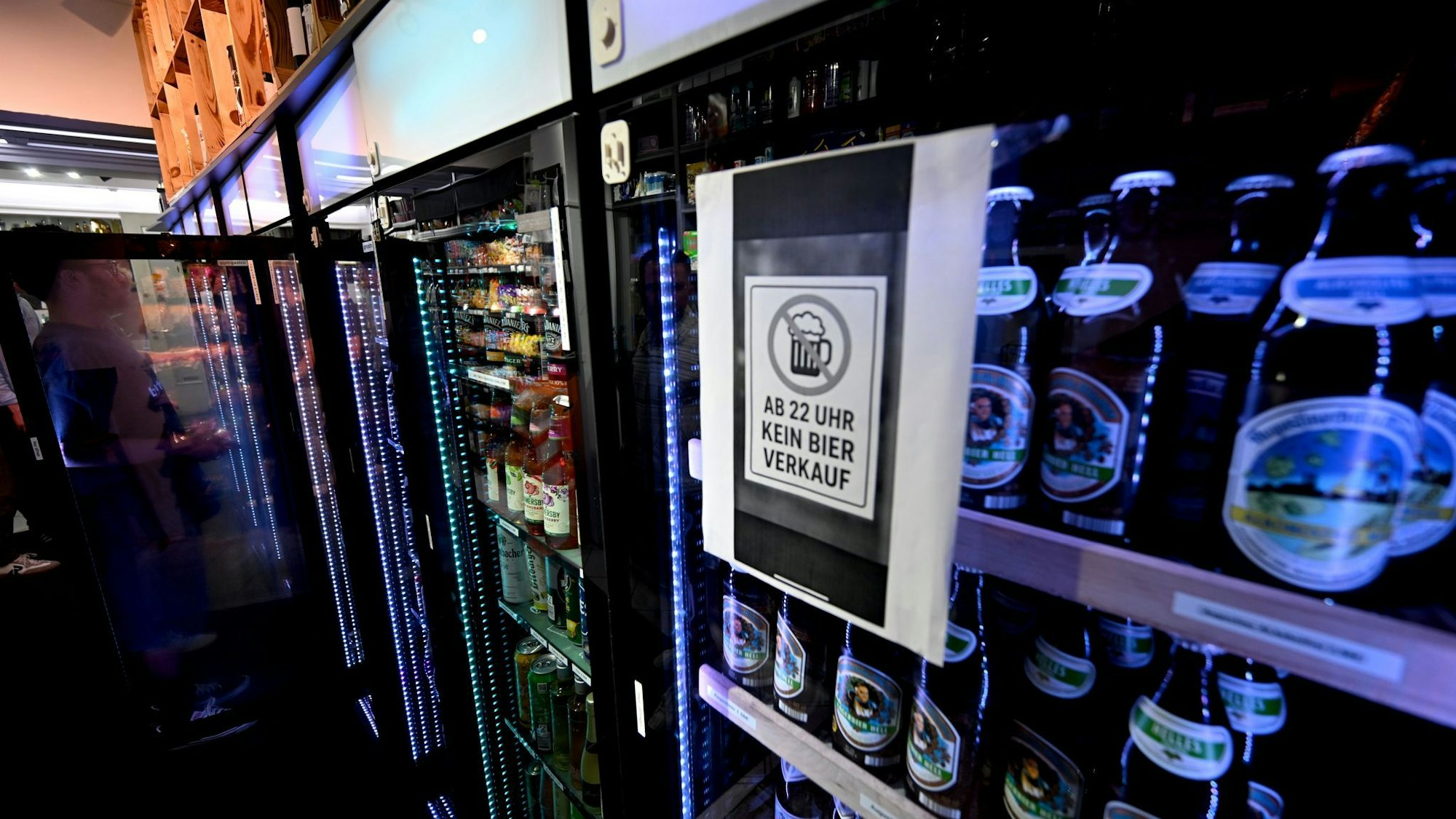 Bierflaschen dürfen in den Kiosken ab 22 Uhr nicht mehr abgegeben werden.