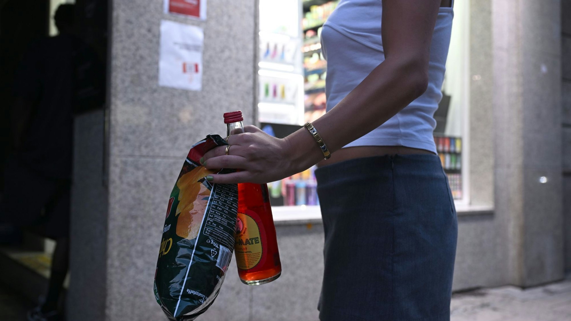 Eine Tüte Chips - die kann man an Kiosken im Münchner Univiertel nur noch bis 20.00 Uhr kaufen, auch wenn diese länger geöffnet haben.