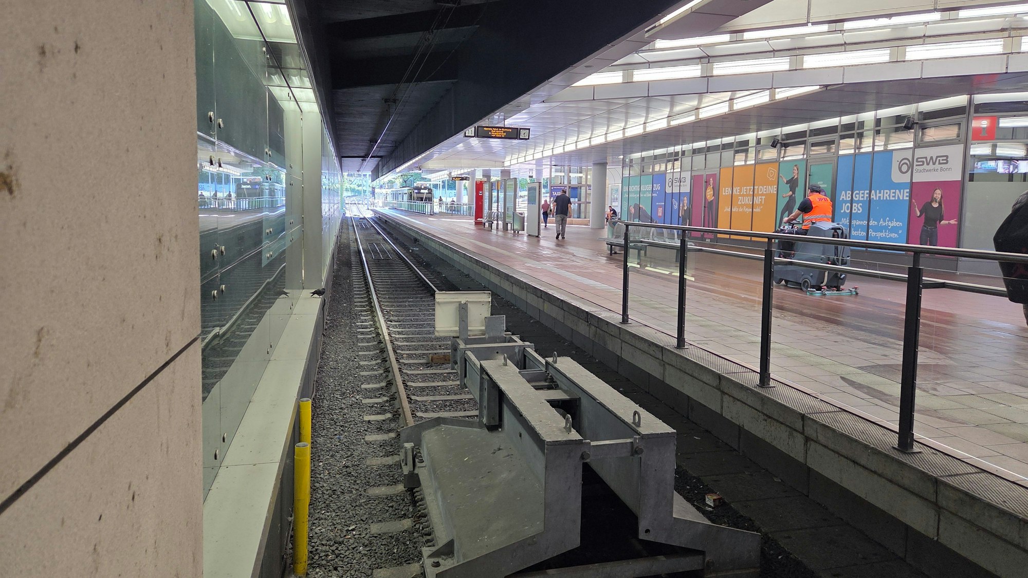 Auf dieses Gleis soll der Angeklagte eine andere Person gestoßen habe, die dabei schwere Verletzungen erlitt.